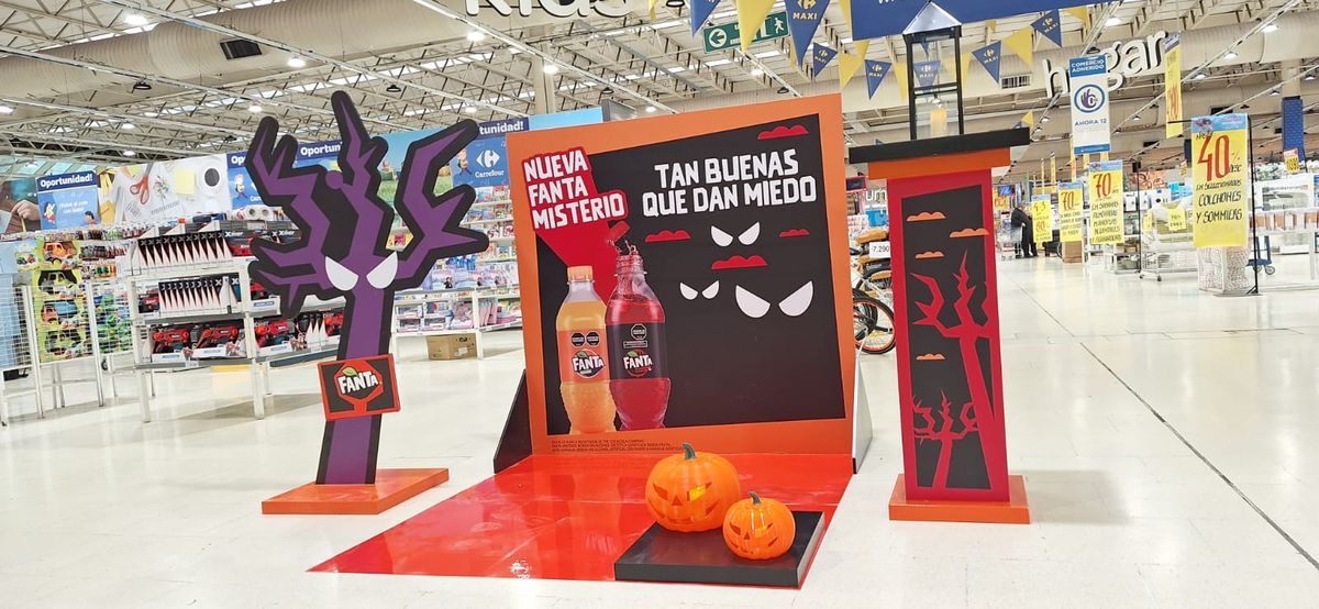 Ambientación de Halloween para Fanta Misterio en un hipermercado