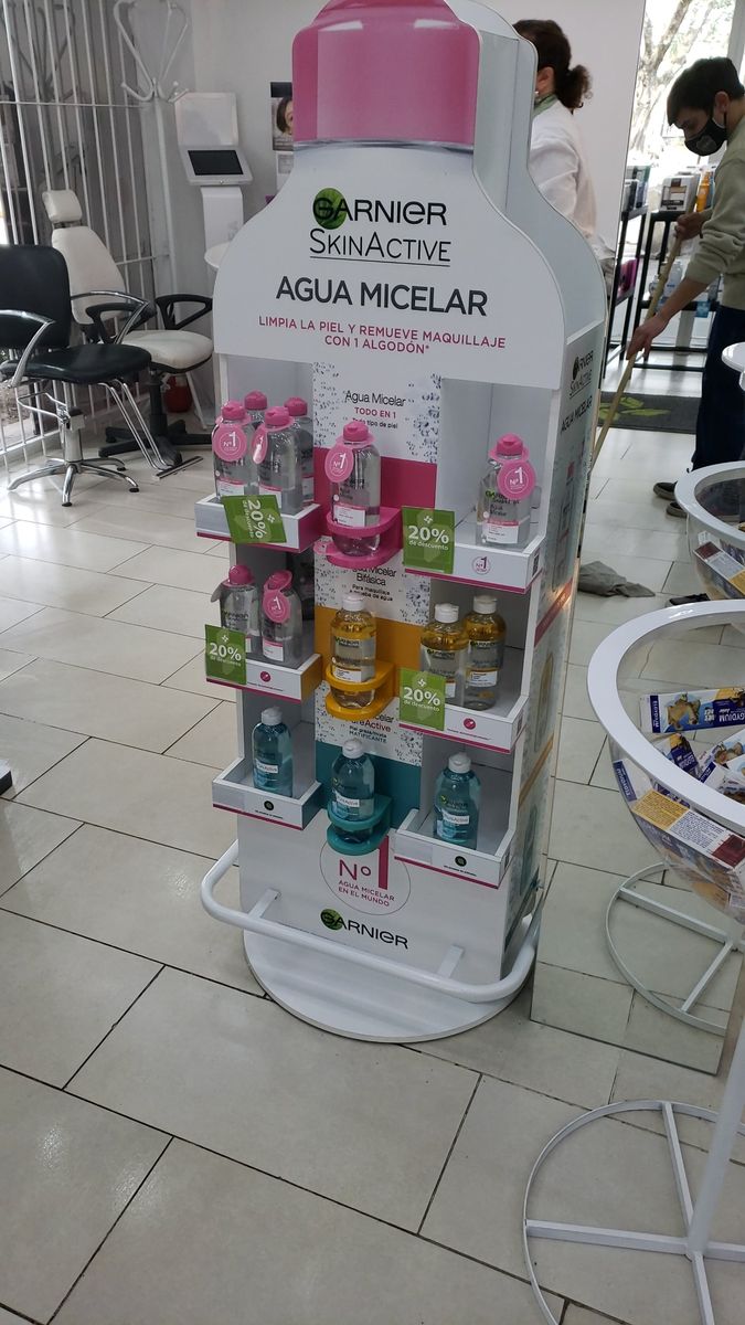 Exhibidor de piso de Garnier Agua Micelar con forma de botella