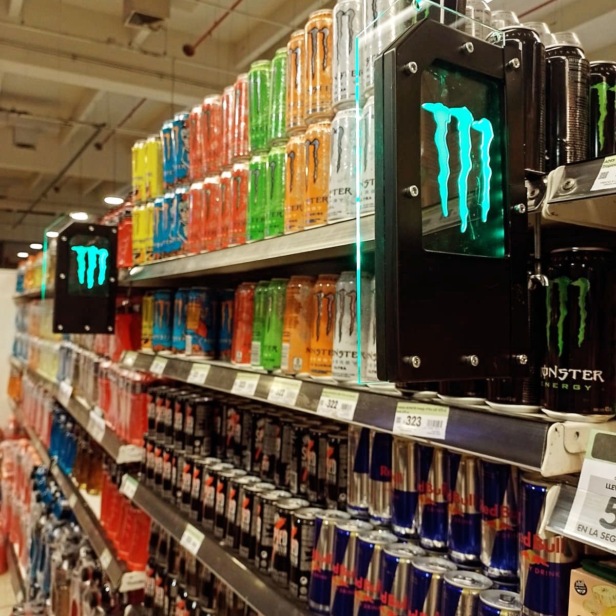 Lumínicos de Monster Energy sobre la góndola de energizantes